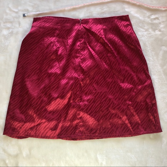 West of Melrose Maroon Zebra Print Ruched Satin Mini Skirt Size Small - Picture 4 of 10